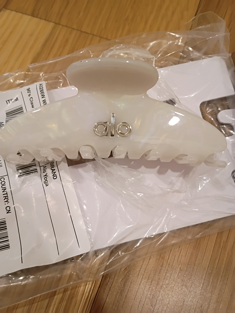 ALO Yoga 90's Claw Clips in White Pearl and Brown Tortoise - Picture 3 of 5